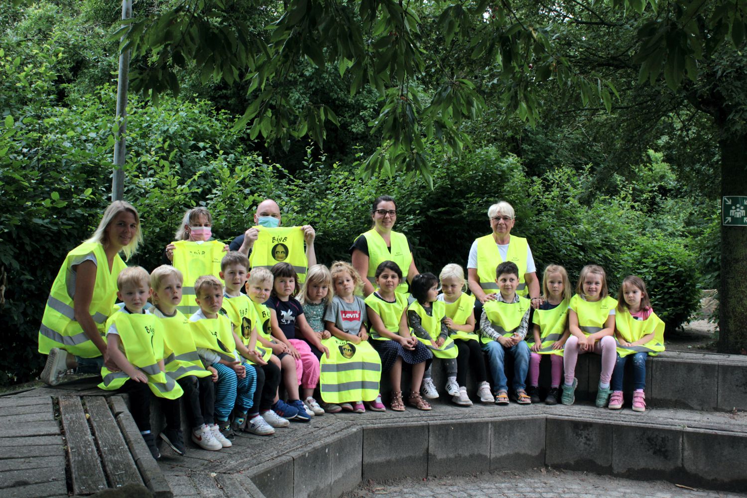 Die BigB Warnwesten machen die Kinder des Hellbach-Kindergartens in Neubeckum besonders gut sichtbar.     