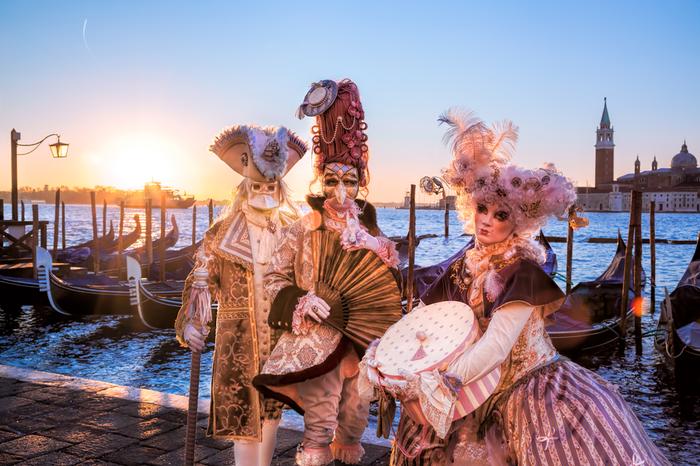 Carnival in the city of lagoons – several female corpses disturb the exuberant mood! Who or what is behind these murders? Is it a series of ritual murders? The Wörthersee task force is investigating! From the latest novel “The Missing Hand of Femininity” by Art Adoro In the lagoon city of Venice! Early one sunny day, as so often, saying goodbye to Grado is difficult for the two men from Lake Wörth, but they know that they will be back here soon to solve a more than interesting criminal case.