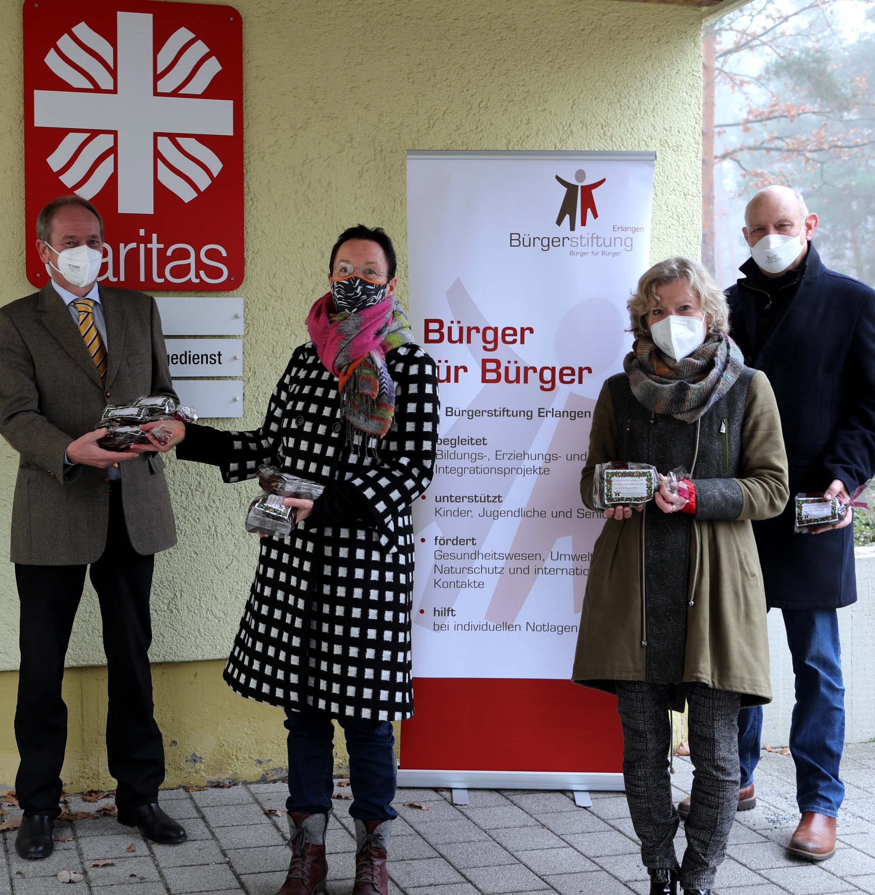 (Jocki_Foto): Dr. Elisabeth Preuss (2.v.l.) – Übergabe an den Roncallistift der Caritas Erlangen