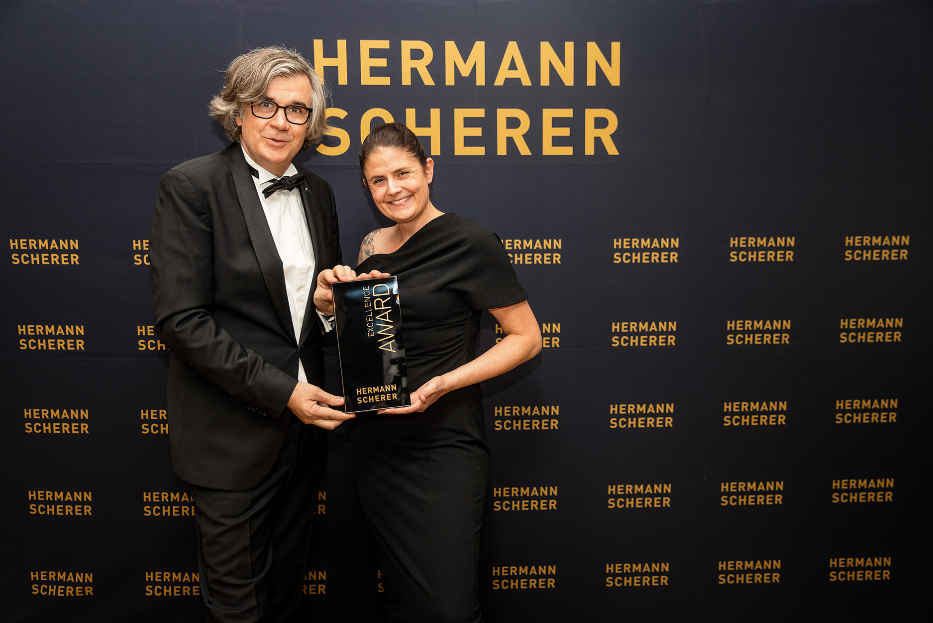 Hermann Scherer überreicht Excellence Gold Award an Colors of Death Gründerin Jasmin Marks