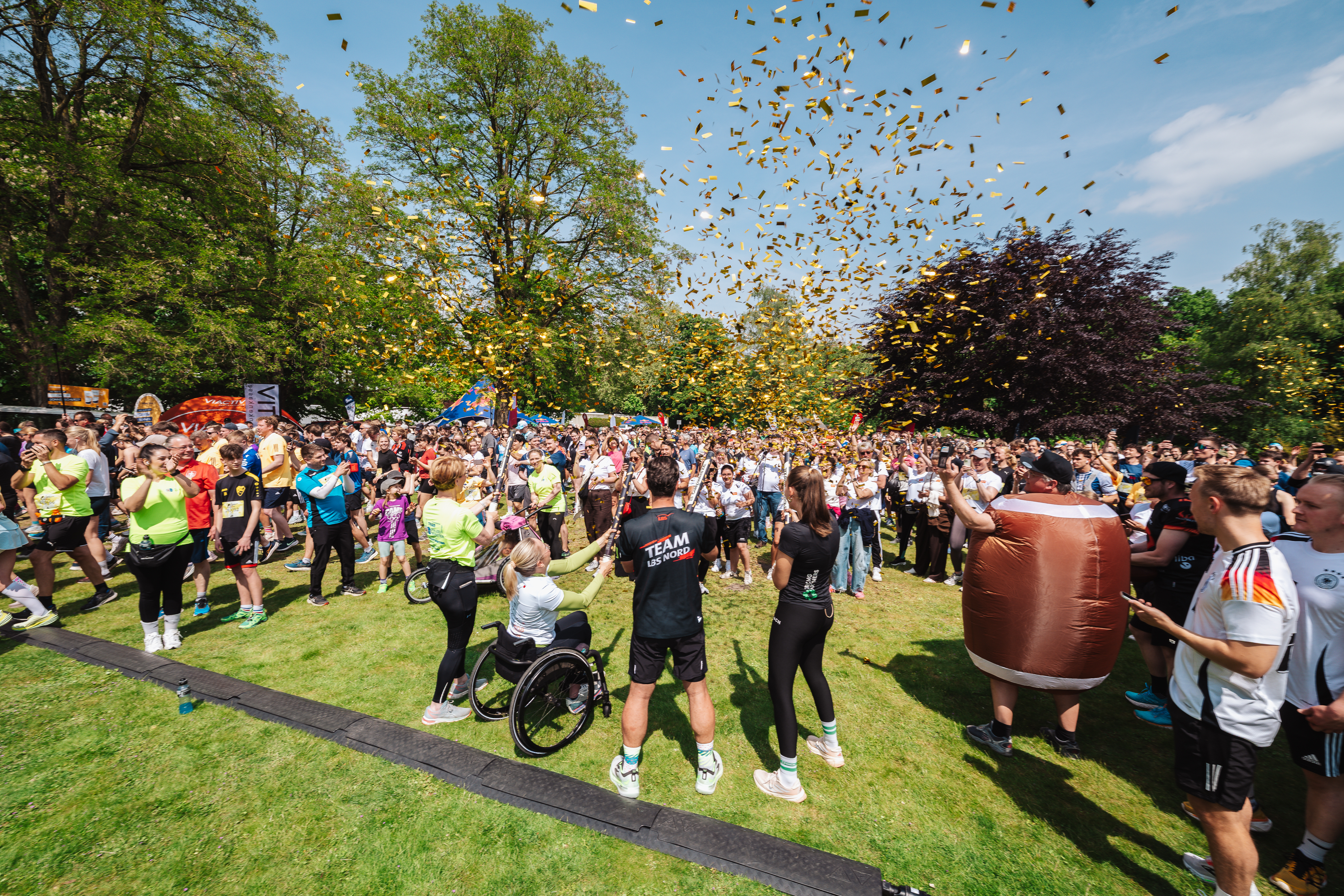Konfettikanonen beim Start des Wings for Life Runs in Münster 2026