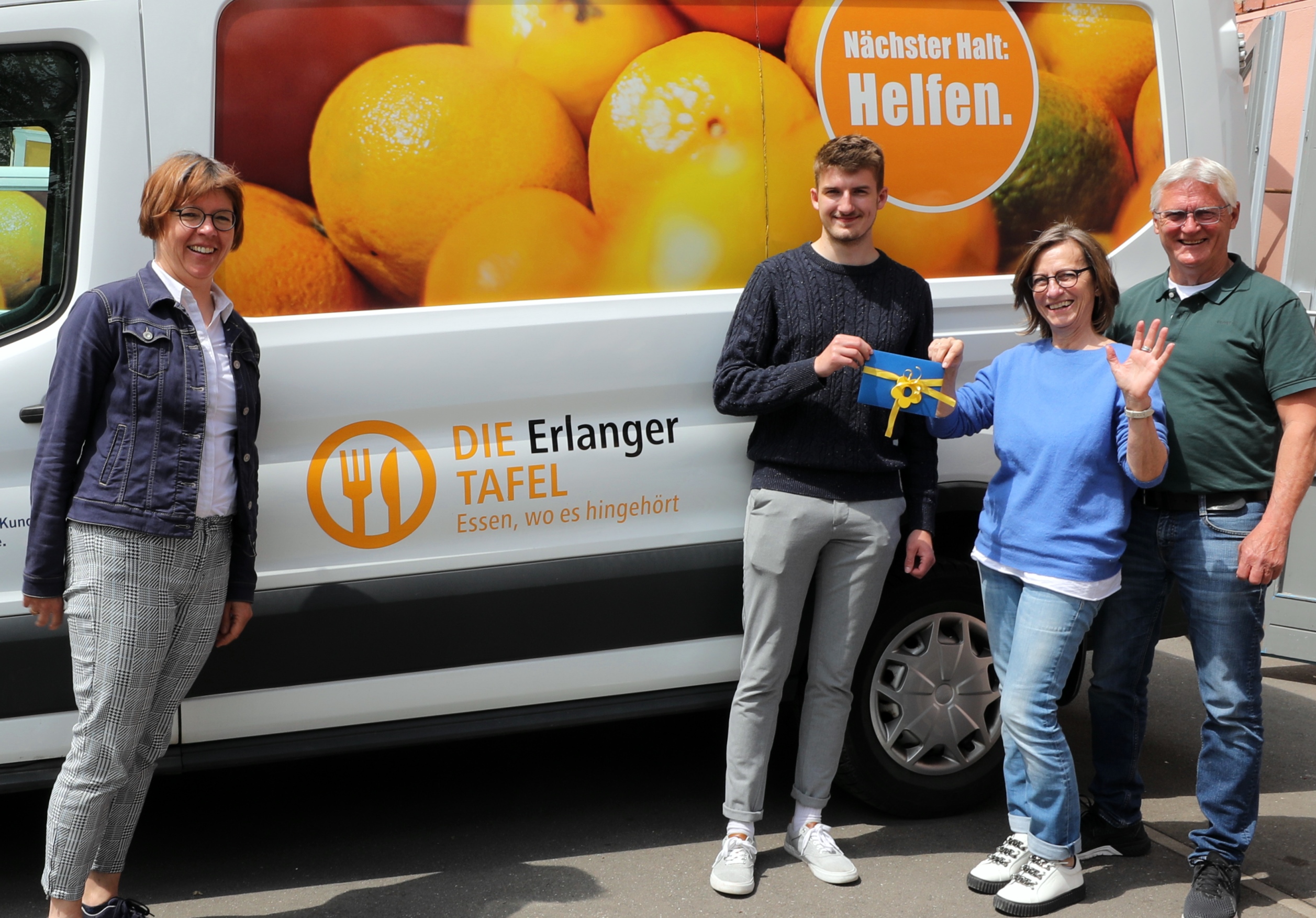 (#JockiFoto, Erlangen v.l.) - Übergabe einer „Geburtstagsspende“ an Elke Bollmann und Johannes Sikorski (Erlanger Tafel) von Karin und Jürgen Krieg