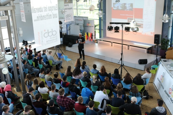 Neuer Schulpate am Detmolder Berufskolleg: Martin Rietsch aka 2schneidig gestaltet Respekt-Projekt