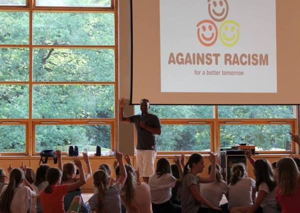 Martin Rietsch aka 2schneidig gestaltet Schulprojekte gegen Rassismus