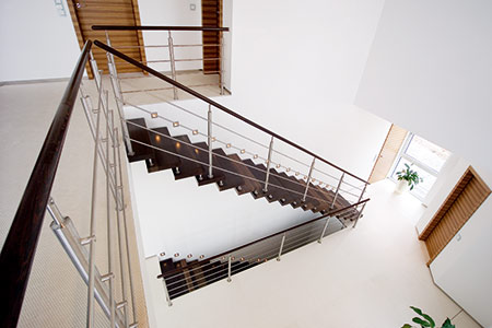 Luftig-leicht statt wuchtig-schwer: Der lebendige Kontrast aus dunkler Treppe und hellen Wänden sorgt für ein besonders stilvolles Ambiente.