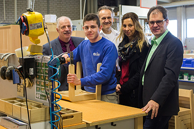 Besuch hinter der Werkbank. (v. l.): Rainer Kesper, Edgard Walter (Auszubildender) Manfred Nierichlo, Anja Richter (Arbeitgeberservice der Agentur für Arbeit) und Ralf Ehring. (Foto: Pfeil)