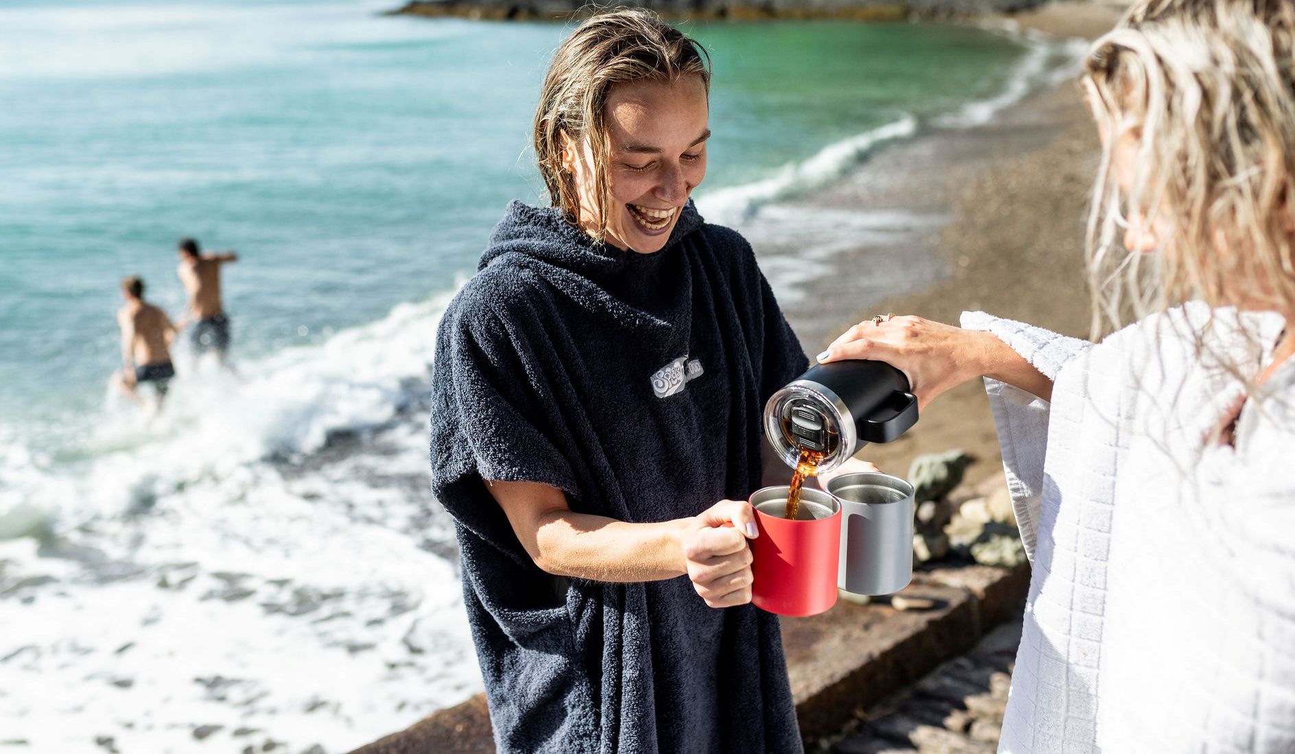 Tee hilft, nach dem Neujahrsschwimmen wieder auf Temperatur zu kommen. Foto: Andy Le Gresley 