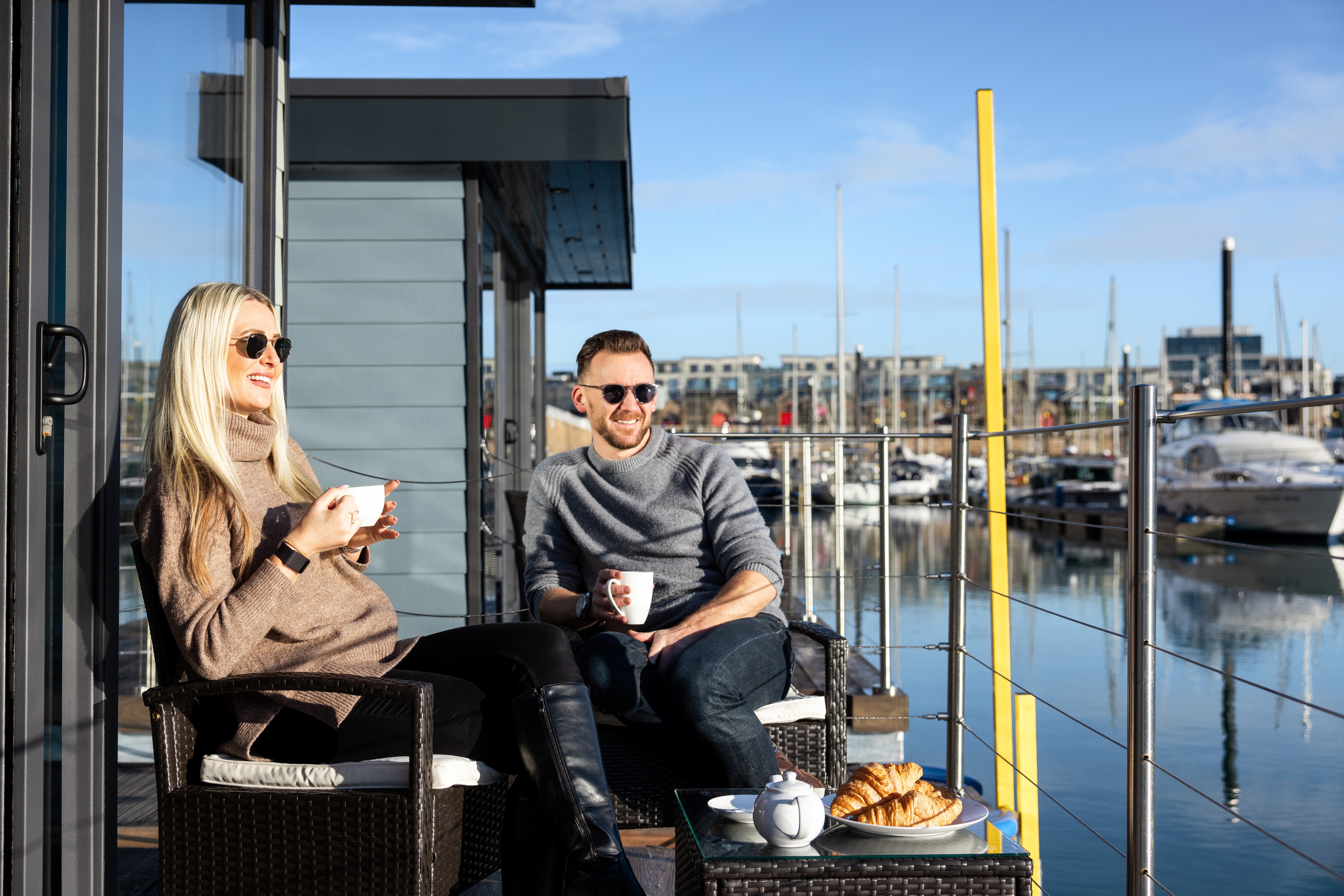 Schwimmende Unterkünfte in der Marina von St. Helier. 