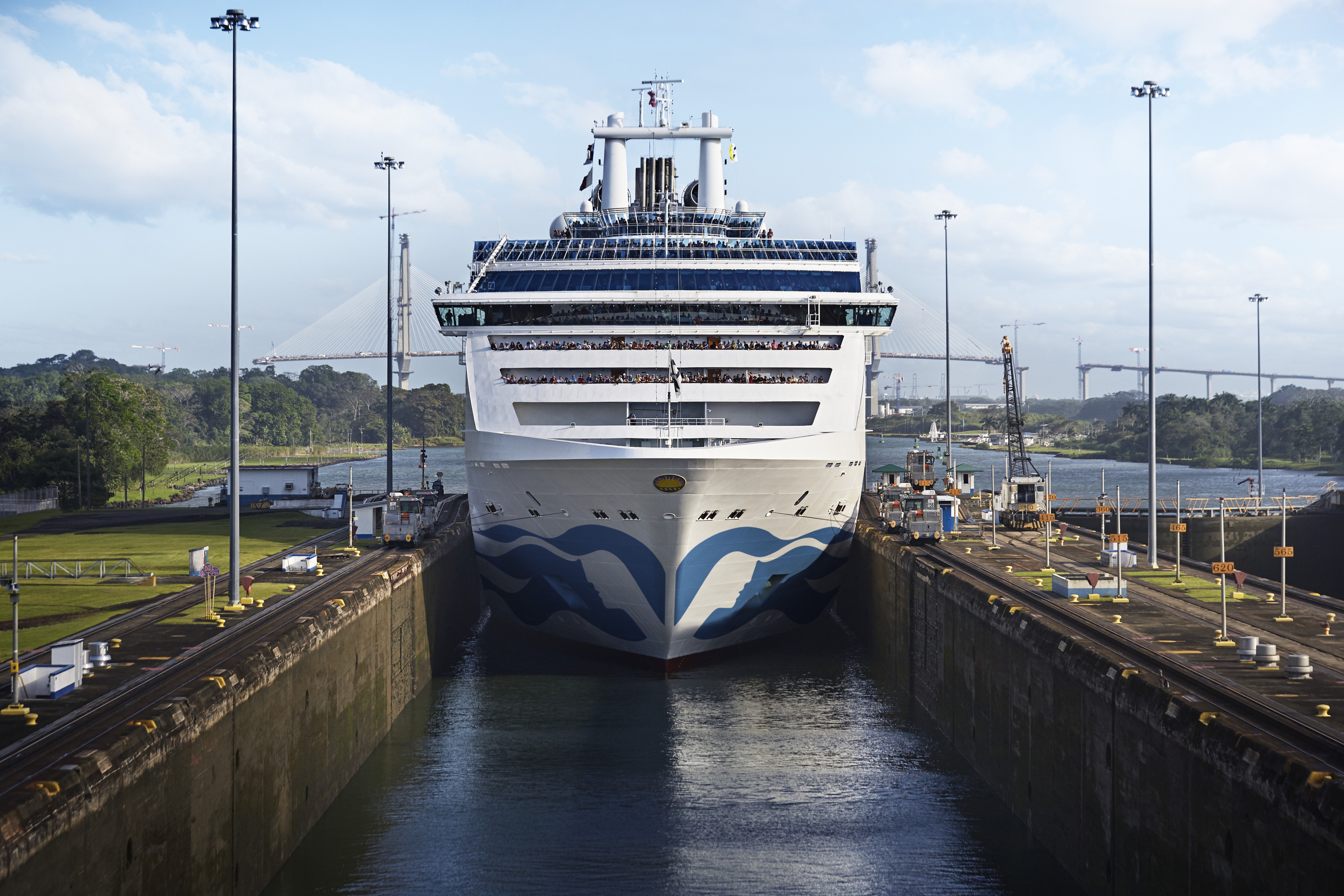 Die Coral Princess in einer Schleuse des Panamakanals. Foto: Princess Cruises