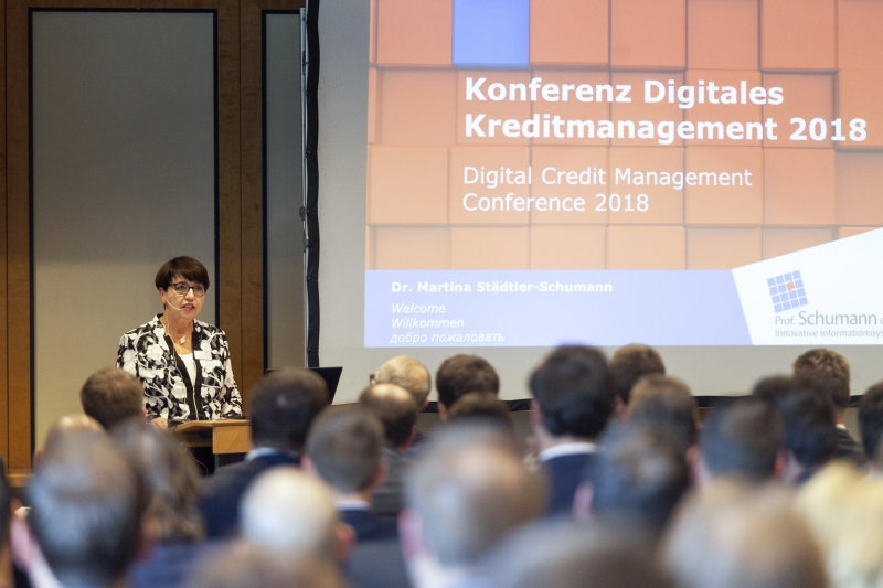 Dr. Martina Städtler-Schumann eröffnet die Konferenz zum digitalen Credit Managament