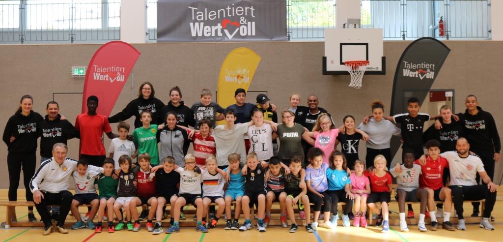 Die Dynamic Soccer School trainiert bei „Talentiert & Wertvoll“-Feriencamp