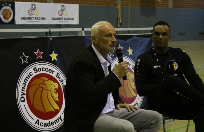 Schulprojekttage der Dynamic Soccer School, hier: Mahmut Ataman und Martin Rietsch bei Abschlussveranstaltung