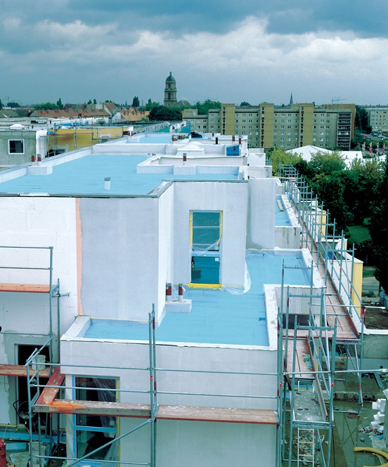 Ein Flachdach in der Ausführung als Umkehrdach verdoppelt die Lebensdauer des Dachs. 