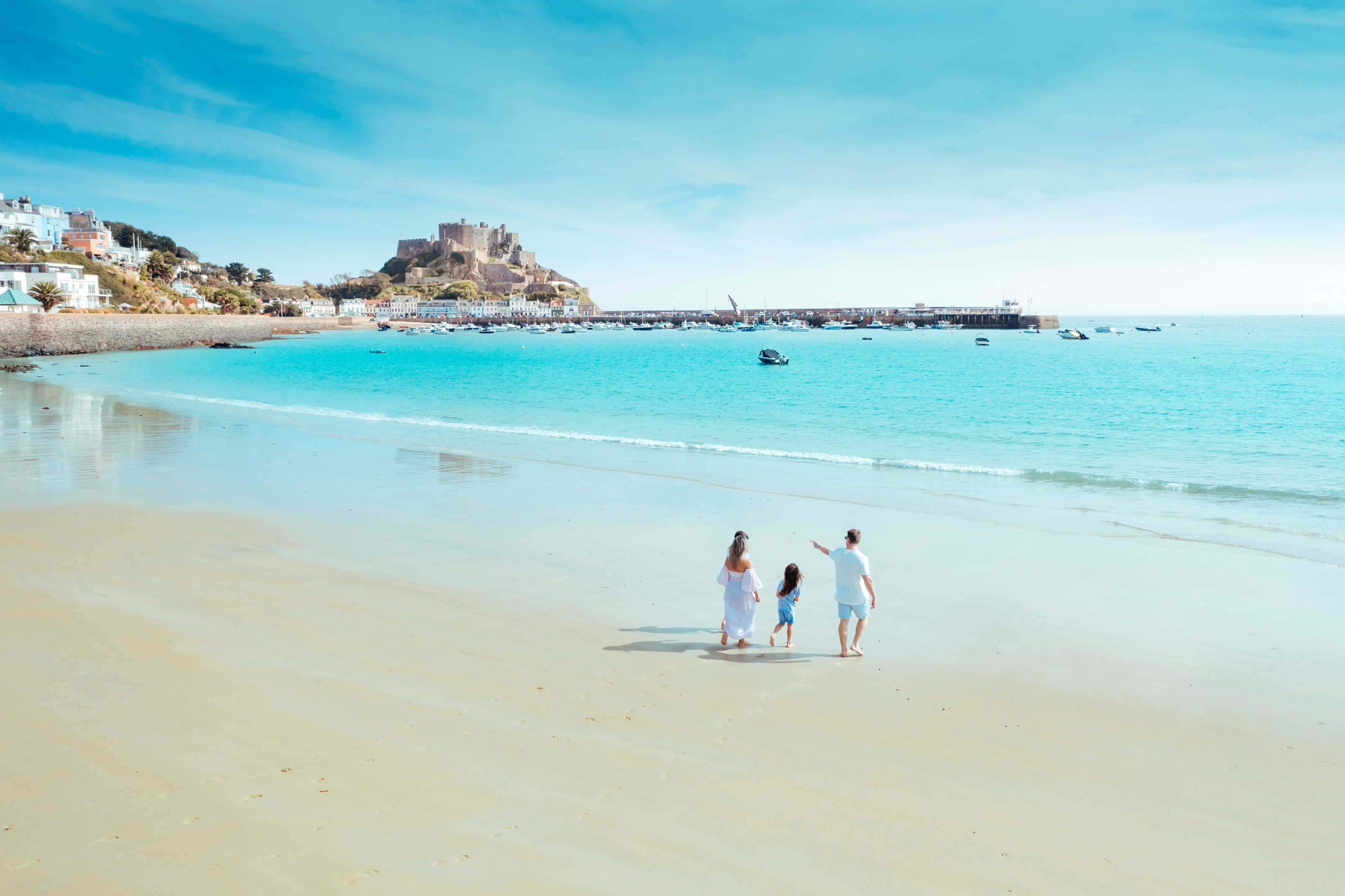 Perfekt für Familienurlaub: der Strand in Gorey, im Schatten von Mont Orgueil Castle. Foto: Visit Jersey