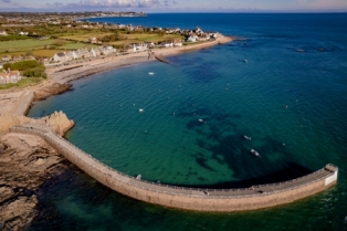 Von Jerseys La Rocque Harbour aus erkennt man am Horizont die Küste der Normandie. Foto: Visit Jersey