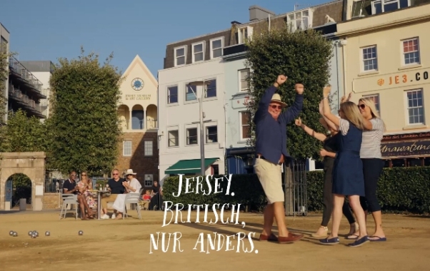 Die Videos nehmen augenzwinkernd die Unterschiede zwischen Großbritannien und Jersey unter die Lupe 
