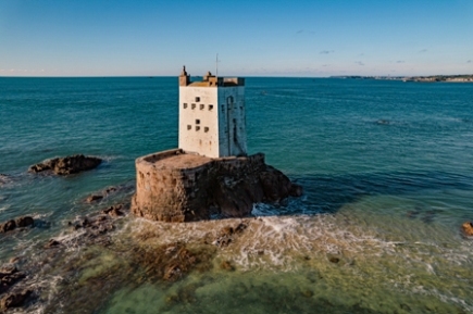 Der rund zwei Kilometer vor der Küste Jerseys liegende Seymour Tower vom Meer umspült bei Flut…. Foto: Visit Jersey