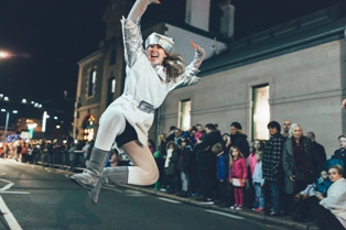 Cooler Partyumzug: eine Teilnehmerin der Battle of Flowers Christmas Parade. Foto: Visit Jersey
