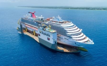 Die Carnival Vista huckepack auf der Boka Vanguard