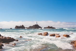 In diesem Sommer kann man schnell und direkt nach Jersey (hier der Leuchtturm von La Corbière) fliegen. Foto: Visit Jersey