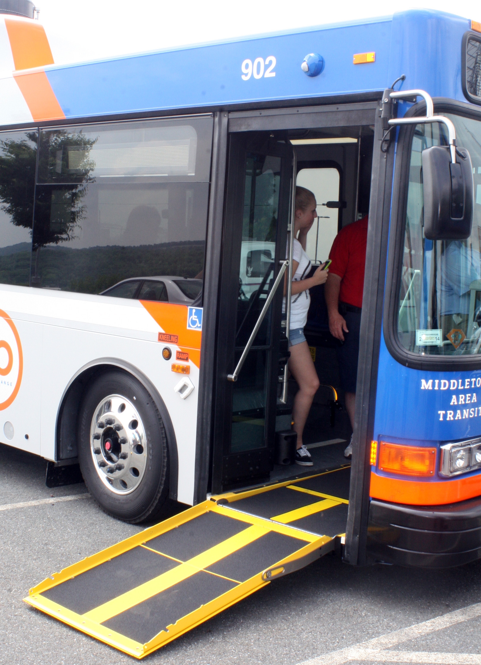 Low-floor Hybrid Bus