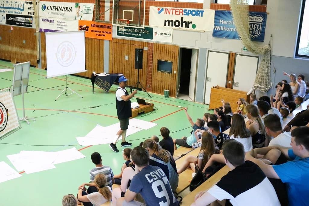 Wertecoach Martin Rietsch alias 2schneidig arbeitet mit Schülern gegen Mobbing