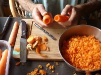 Pan s Flötenwerkstatt1 = Mit Messern, Bohrern und diversen Küchengeräten entstehen Gemüse-Instrumente für Veggie Music Copyright: Sebastian David, 2018