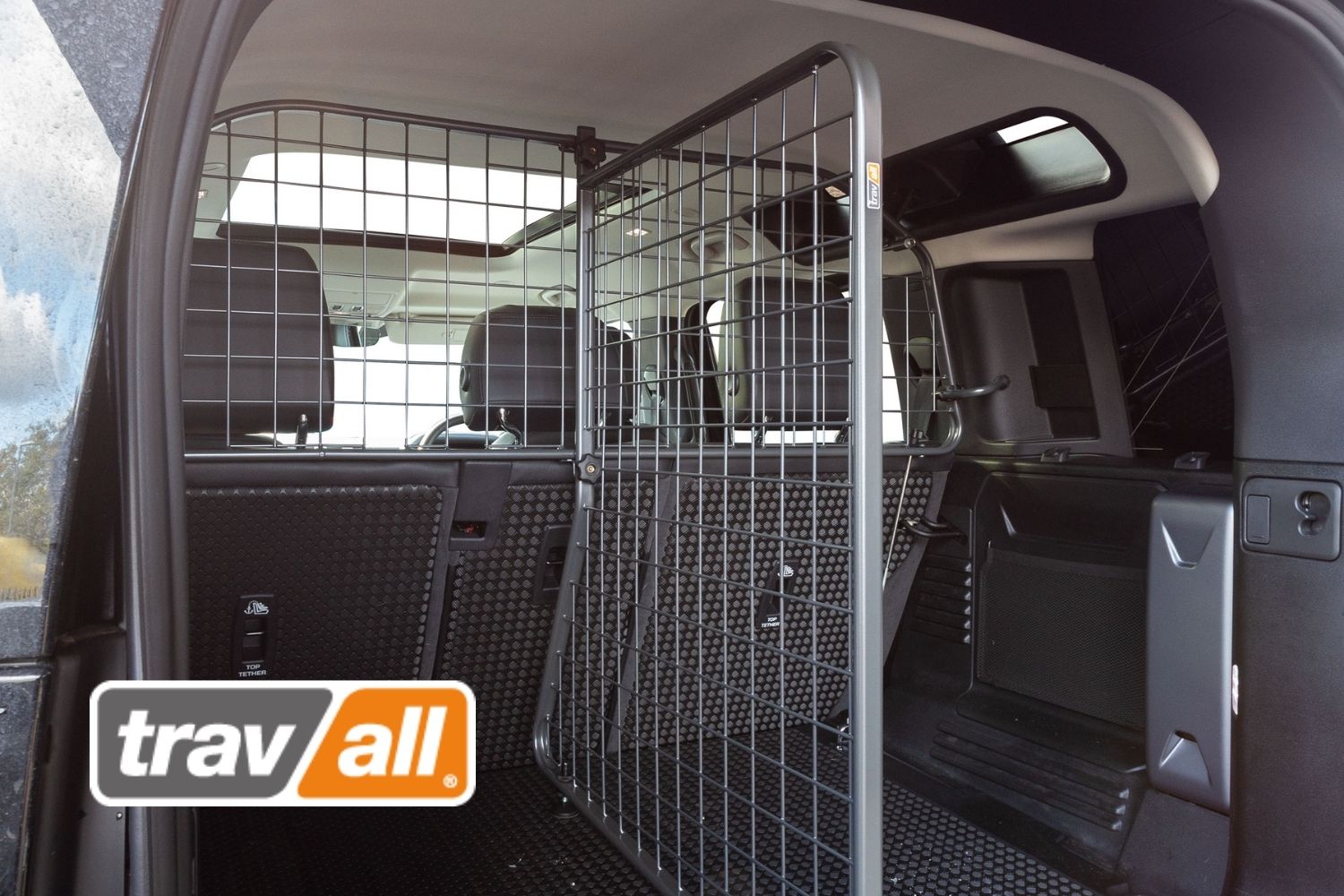 Hunde werden mit Travall-Trenngittern effektiv im Land Rover Defender gesichert. © Travall.© Travall