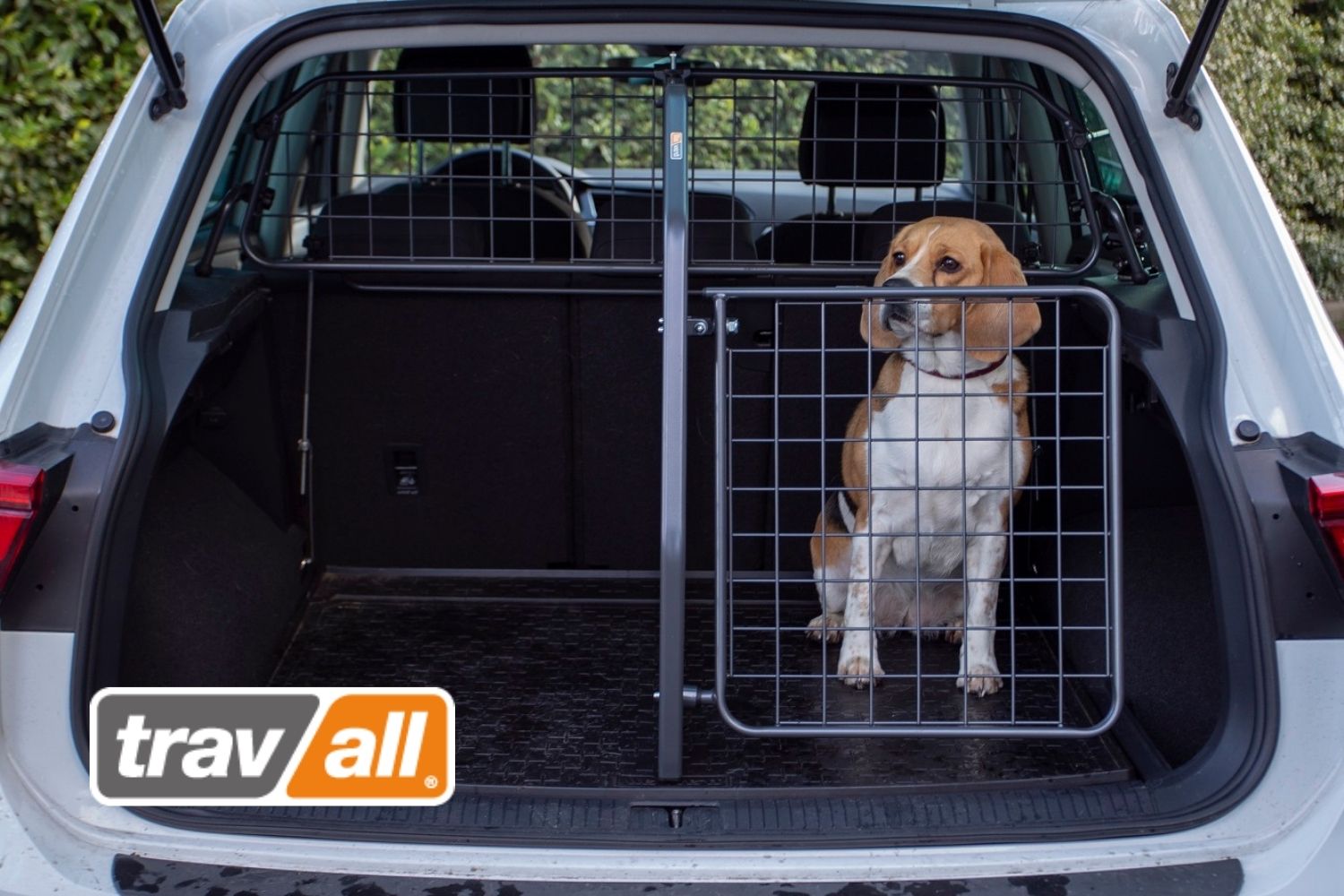 Auf der Fahrt in den Herbsturlaub wird der Hunde durch eine Gitterkombination gesichert. © Travall