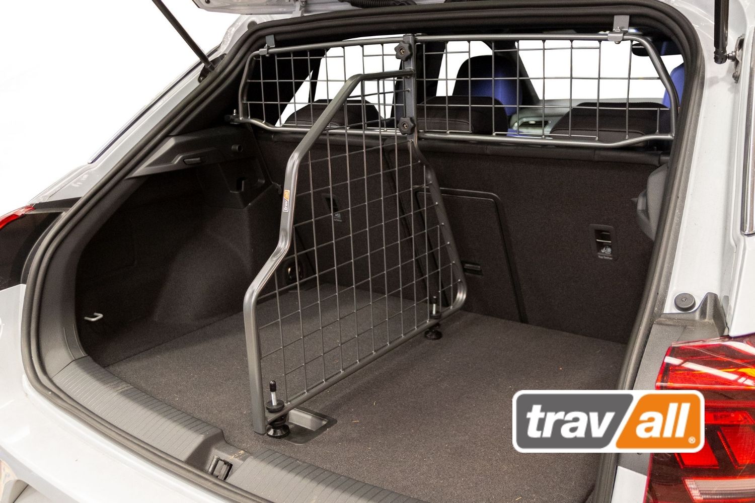Fahrzeugspezifische Hundegitter und Kofferraumteiler vom Weltmarktführer. © Travall