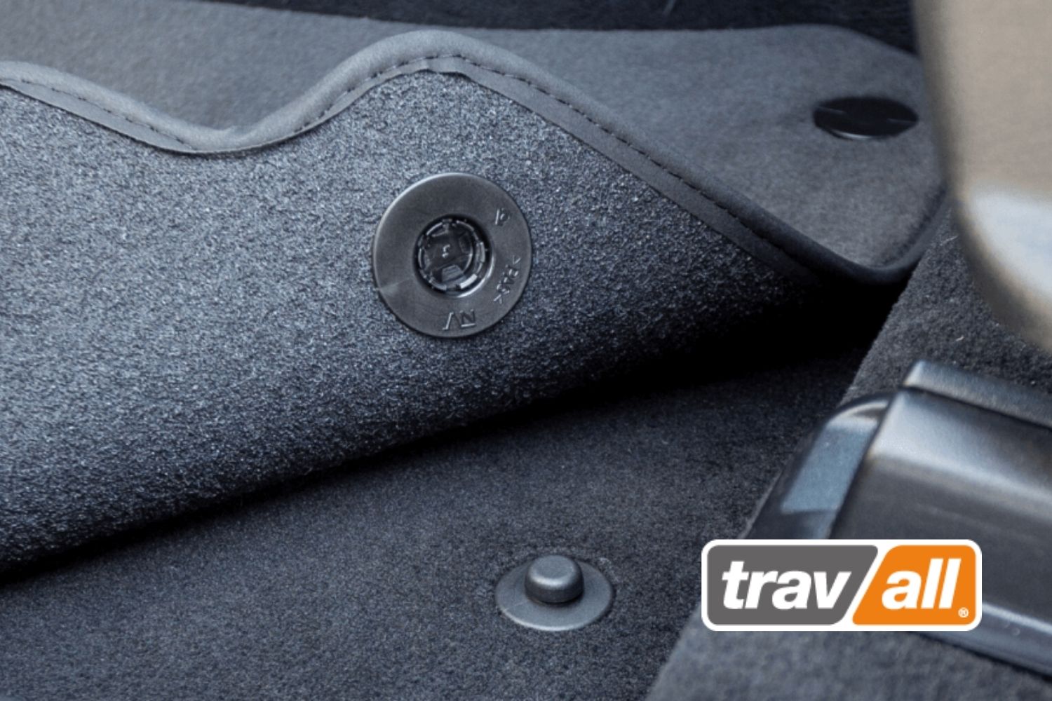 Autoteppiche mit passenden Befestigungen können zur Sicherheit im Fahrzeug beitragen. © Travall