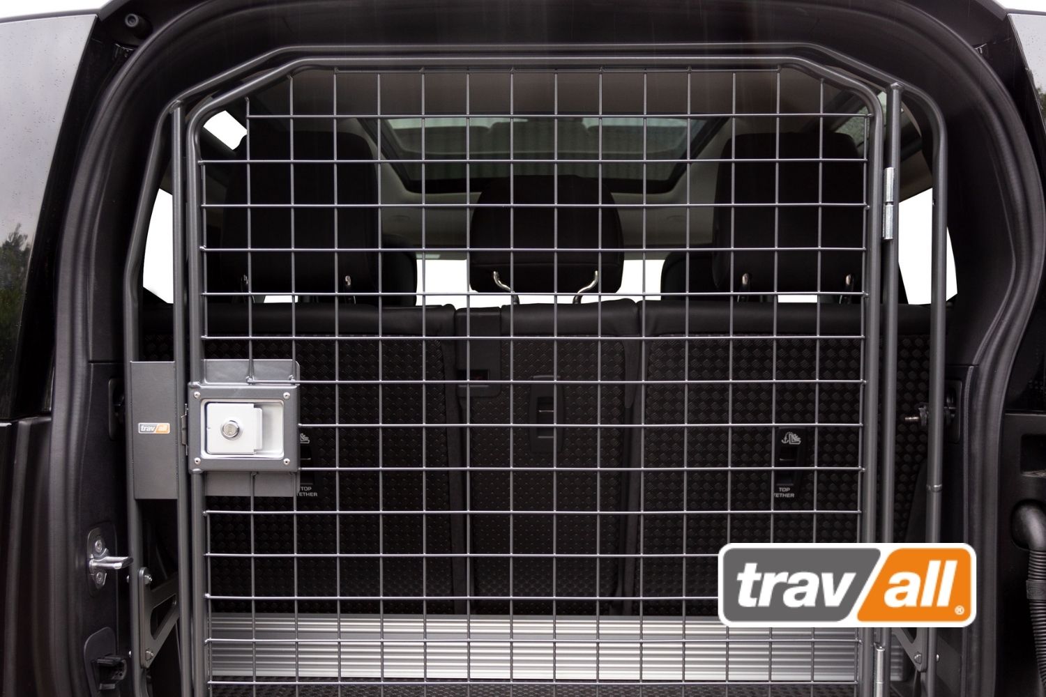 Hunde werden mit dem Heckgitter für Land Rover Defender effektiv im Kofferraum gesichert. © Travall.