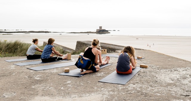 Einstige Bunker der deutschen Wehrmacht werden zur Yoga-Fläche. Foto: Visit Jersey