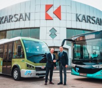 Andreas Haller, Vorstand der Quantron AG, und Muzaffer Arpacıoğlu, stellvertretender Generaldirektor von Karsan Commercial Affairs.