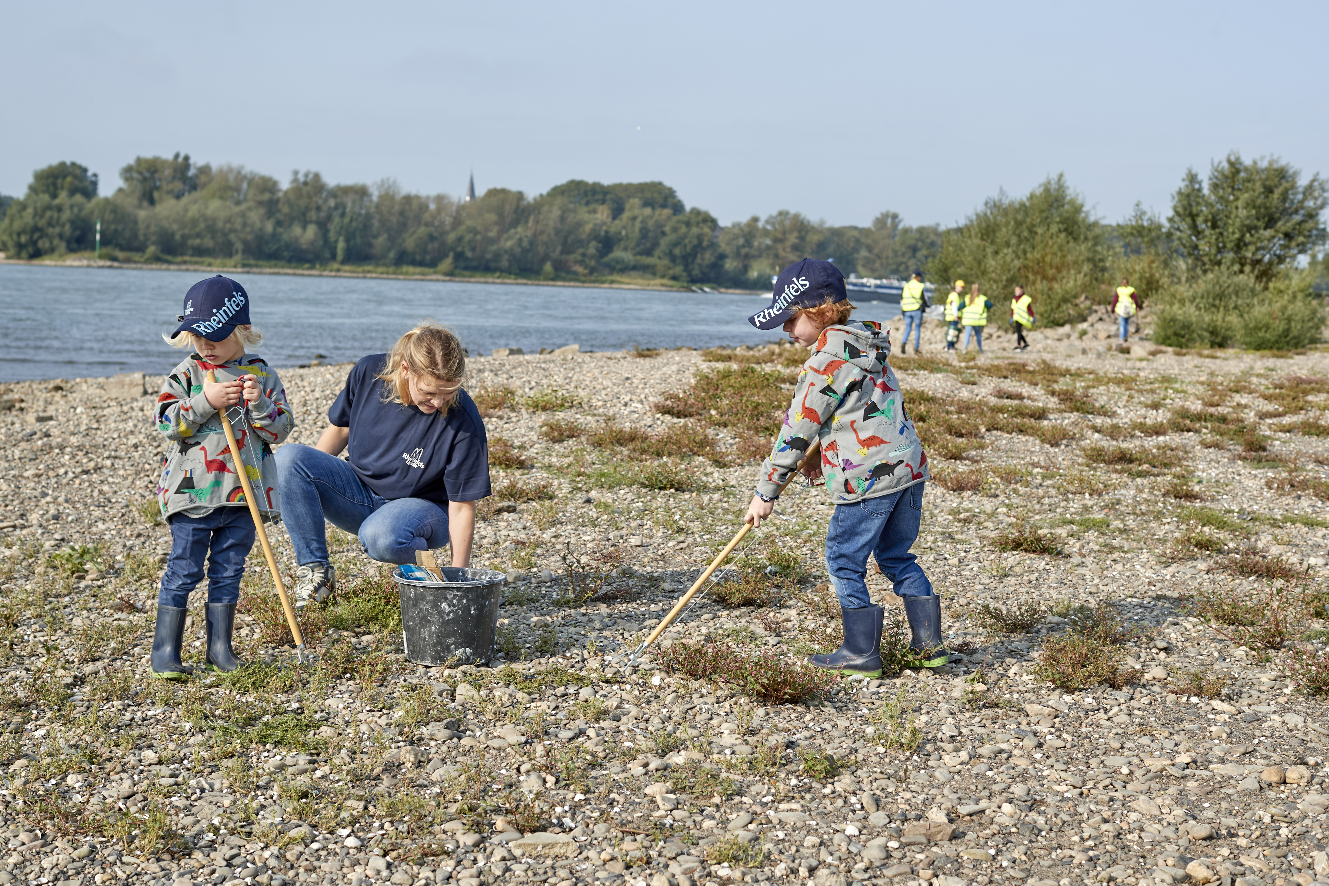 Groß und Klein sammeln mit Inbrunst beim Rhine Clean Up 2020 in Walsum. © RheinfelsQuellen H. Hövelmann GmbH & Co. KG 