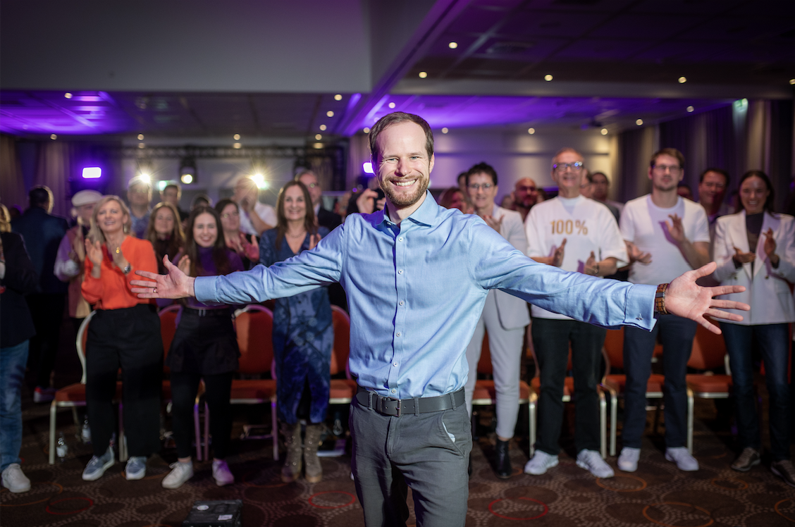 Sebastian Schönfelder triumphiert beim internationalen Speaker Slam (©Justin Bockey)