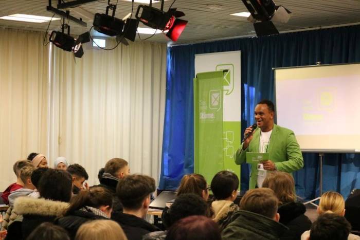 Martin Rietsch eröffnet "Sei eine Stimme" Podiumsgespräch an Bremer Schule
