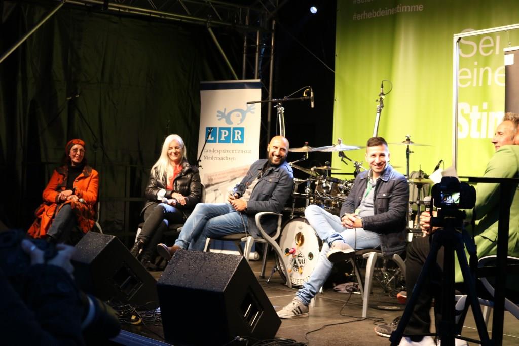 Sei eine Stimme - Podiumsgespräch mit Ausstellungsmitwirkenden auf dem Opernplatz