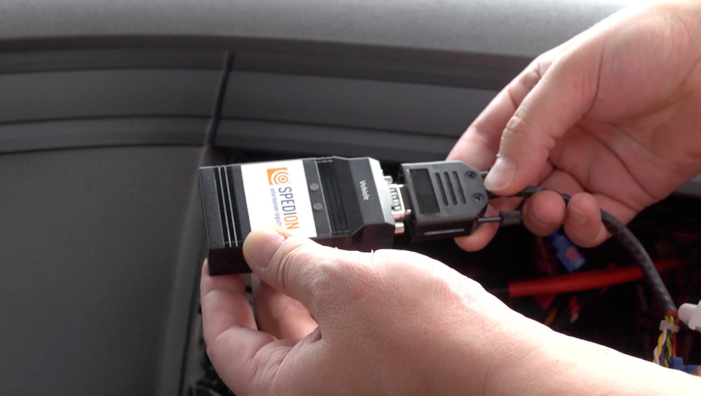 Das neue Anleitungsvideo von SPEDION zeigt Schritt für Schritt, wie der für das Auslesen der Live-Daten aus dem digitalen Tachografen benötigte Bluetooth-Adapter installiert wird.