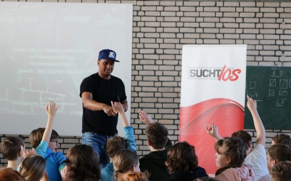 suchtLOS mit Martin Rietsch alias 2schneidig: Präventionsprogramm wird „Projekt des Monats“ der Drogenbeauftragten
