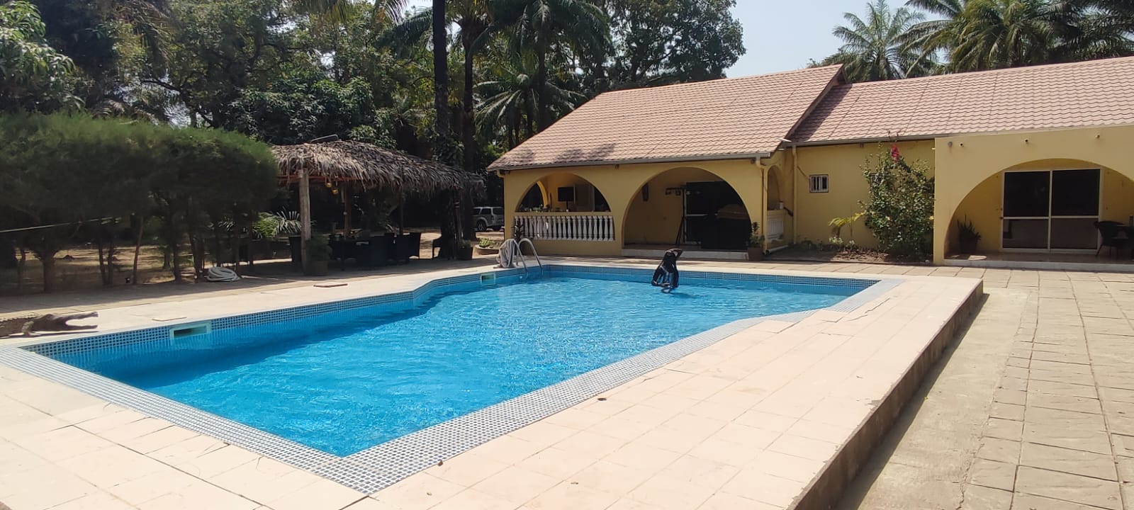 Sanyang in Gambia ist ein toller Strand-Urlaubsort. Die beste Lodge ist die Tendinkoto Lodge und wir zeigen, was die Lodge so bietet...