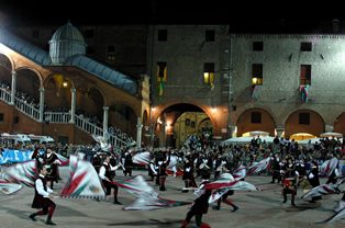 Wettkämpfe der bunten Fahnenschwenke © Visit Ferrara